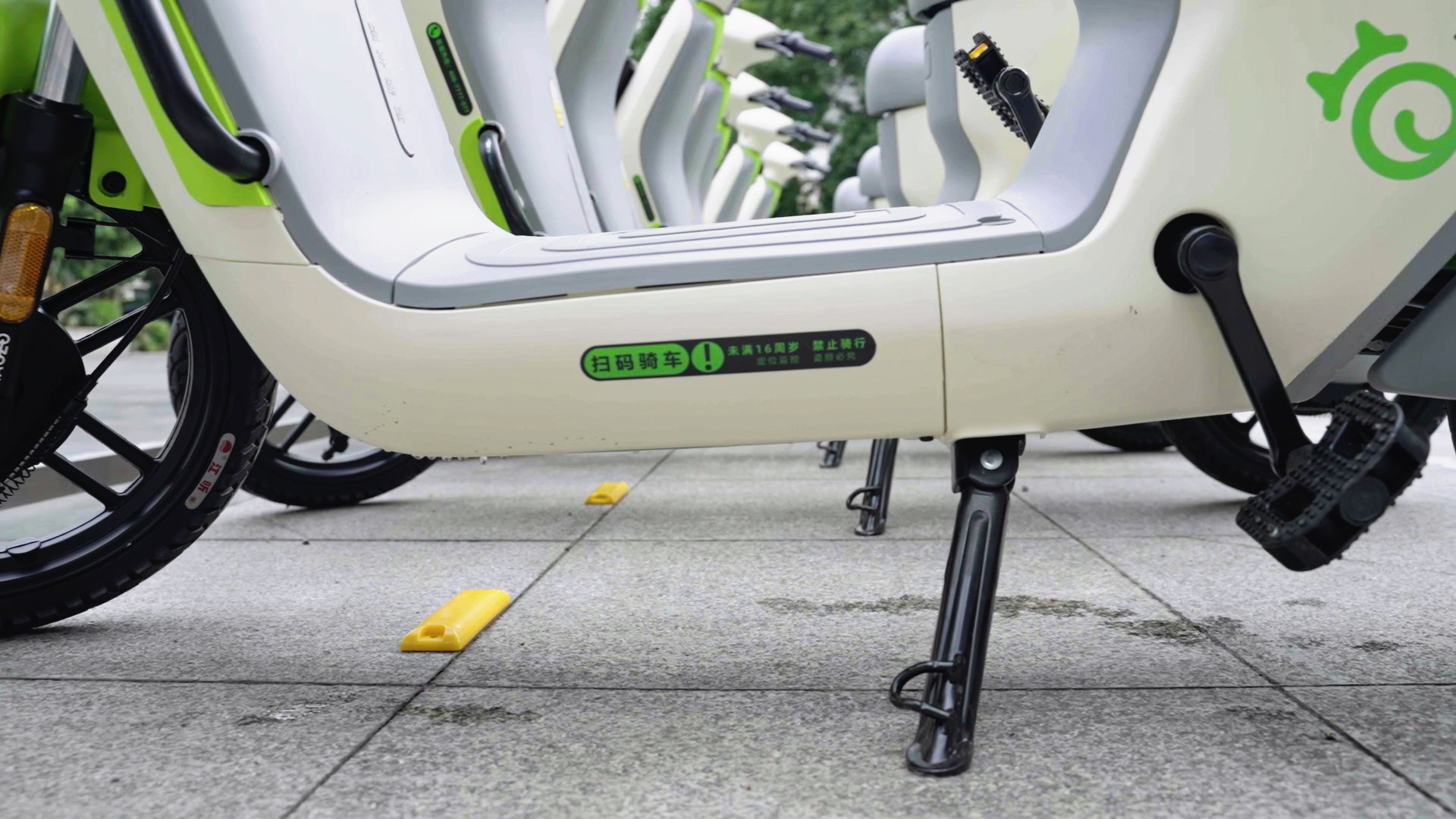 共享電動(dòng)車(chē)設(shè)有未滿(mǎn)16周歲禁止騎行標(biāo)識(shí)