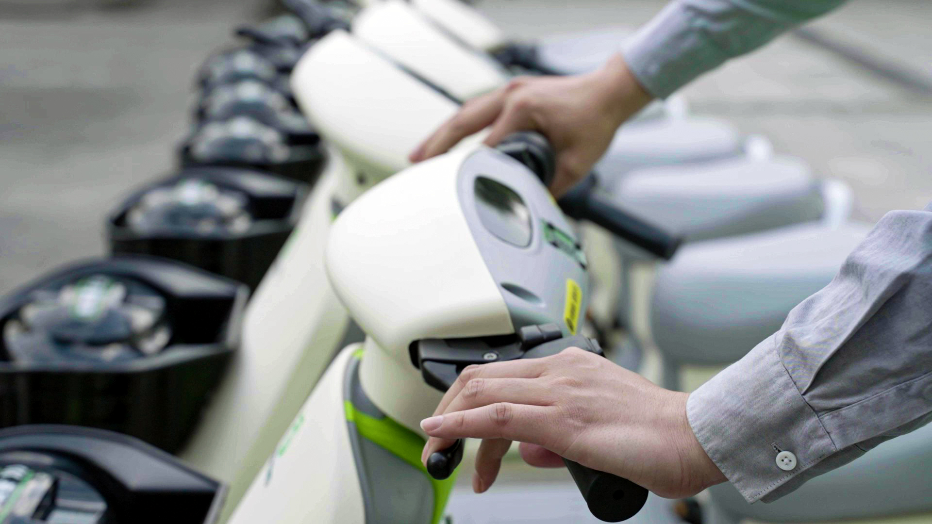 有序停放的共享電單車